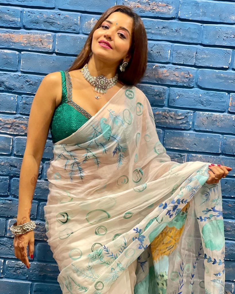 Don’t Change To Fit The Fashion… Change The Fashion To Fit You…. #saree #love #t...