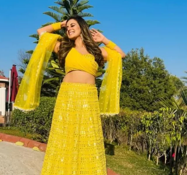 Akshara Singh ने Yellow Look में कराया फोटोशूट